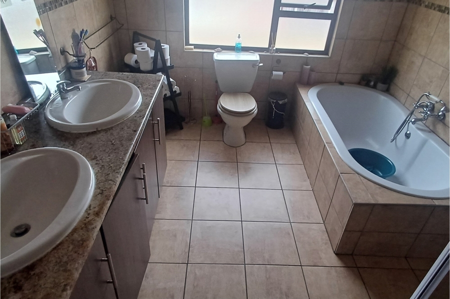 3 Bedroom Property for Sale in Pacaltsdorp Western Cape